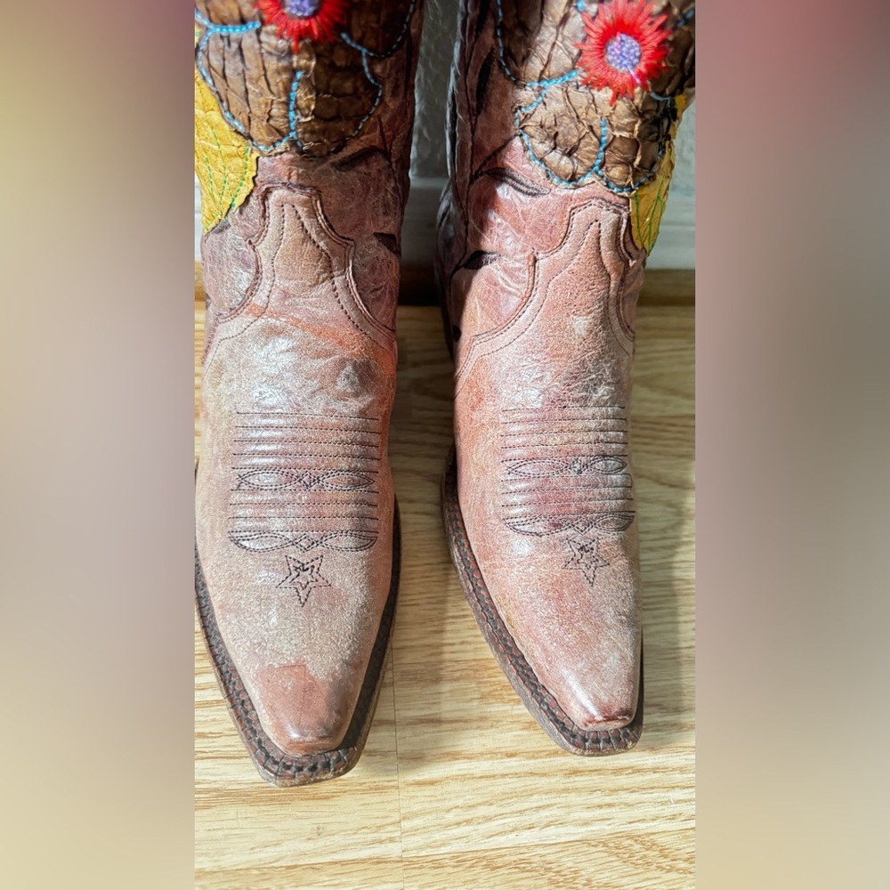 Corral Vintage Distressed Women's Daisy Overlay Cowgirl Boot Snip Toe Size 6 1/2 - Picture 4 of 16